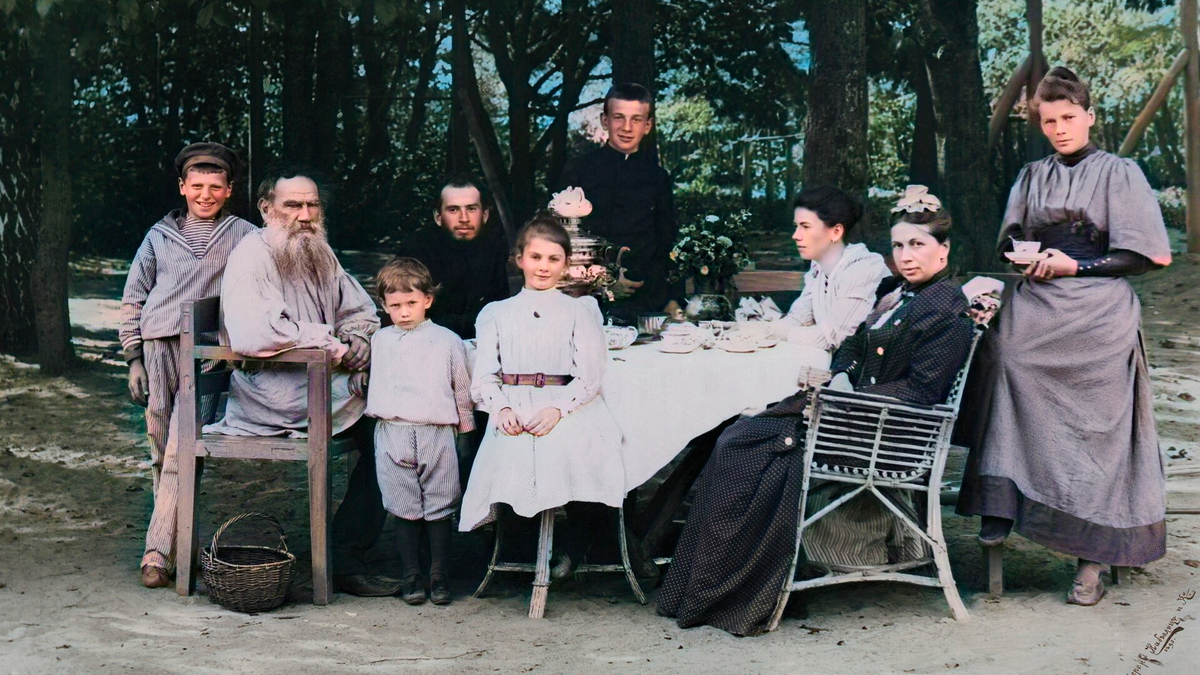 Лев Толстой в кругу семьи, Ясная Поляна, 1892 год. Слева направо: Михаил, Лев Николаевич, Лев, Андрей, Татьяна, Софья Андреевна и Мария. На первом плане — Ванечка и Александра.
Фотоателье «Шерер, Набгольц и Кº» / Государственный музей Л. Н. Толстого