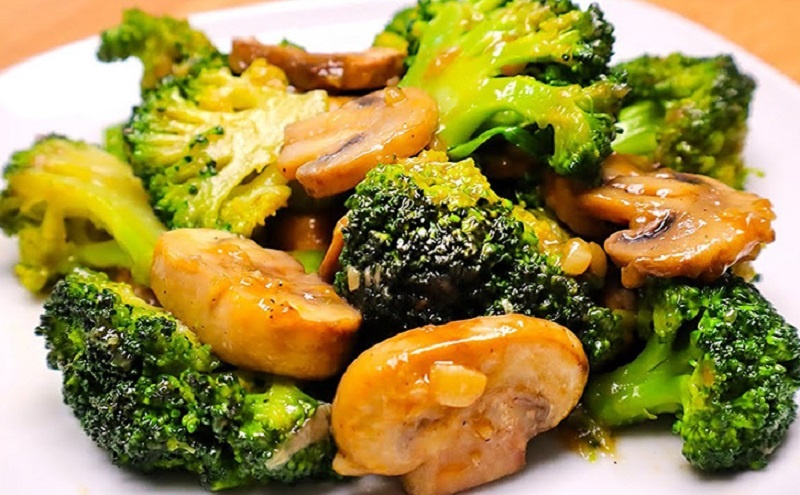 Брокколи с грибами и чесноком: жарка меняет всё представление о вкусе простых овощей