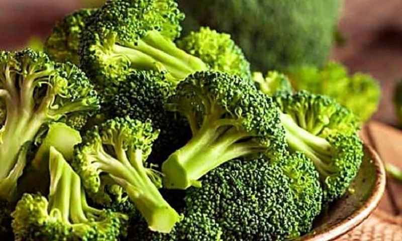 Брокколи с грибами и чесноком: жарка меняет всё представление о вкусе простых овощей