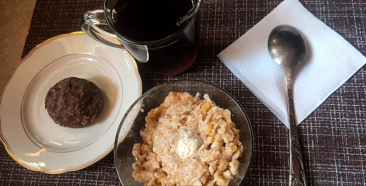 Каша пять злаков на молоке с маслом и на сладкое орехово- шоколадный пряник с кофе