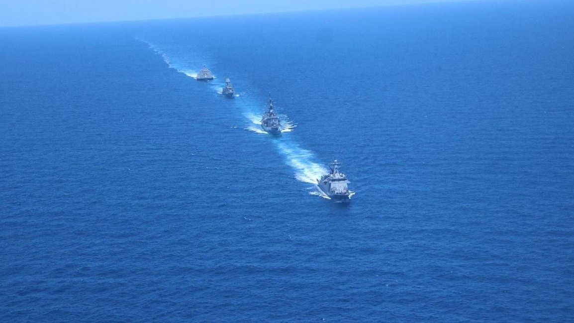     Военные корабли США, Японии и Австралии на учениях в Южно-Китайском море   
Пресс-служба Министерства обороны Филиппин