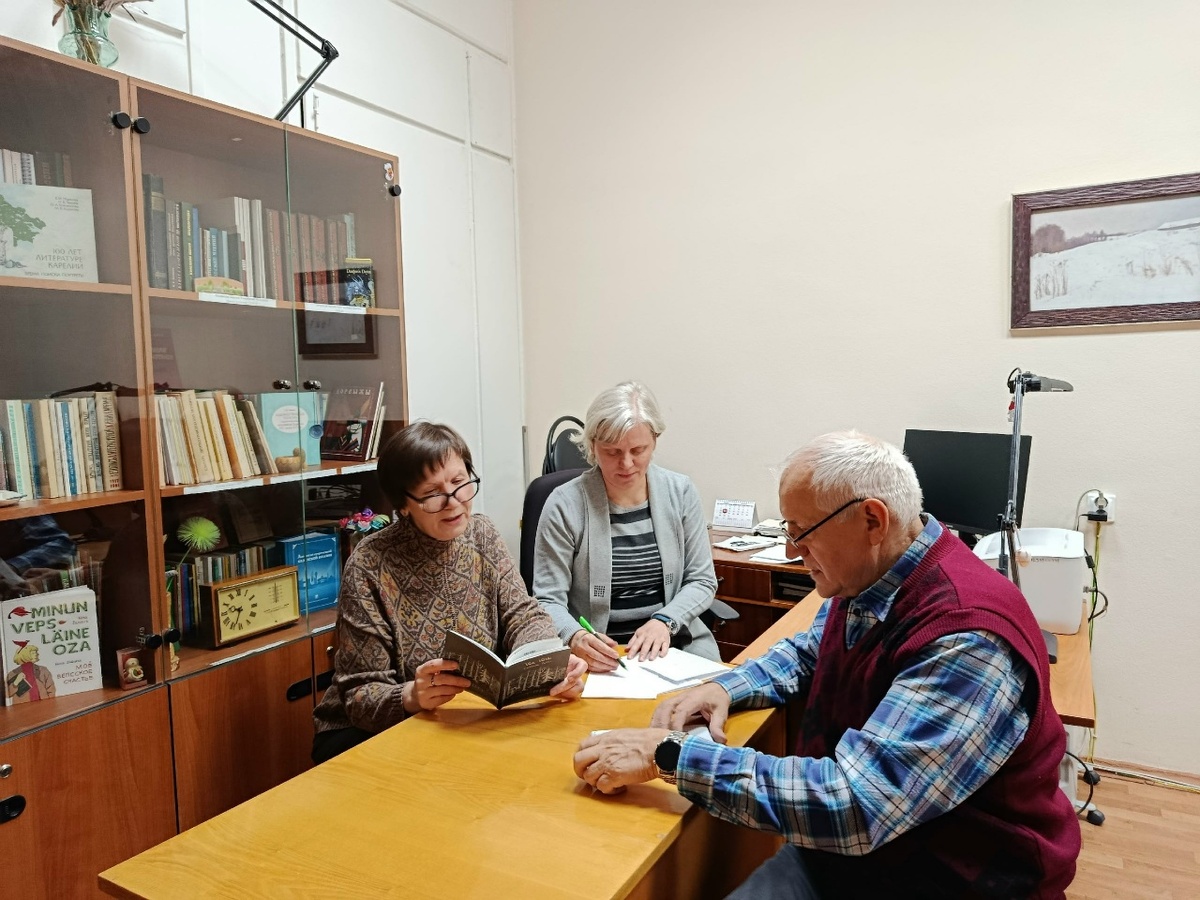 Члены жюри конкурса в номинации "Языки народов России. Карельский язык": переводчик и преподаватель Татьяна Баранова, литературовед и старший научный сотрудник ИЯЛИ КарНЦ РАН Наталья Чикина, переводчик и журналист Александр Еремеев