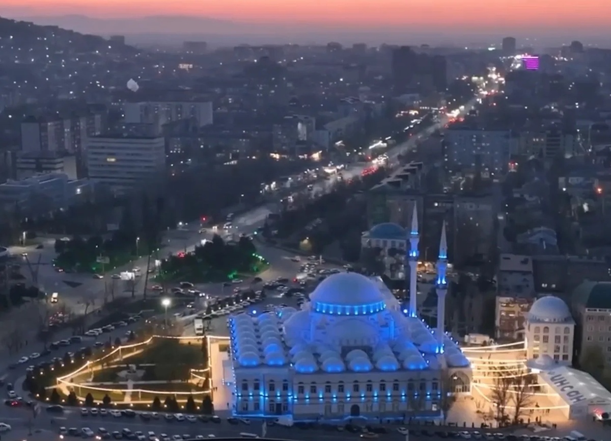 На изображении: Джума-мечеть Махачкалы. Источник: скриншот из видеоролика Правительства Дагестана.