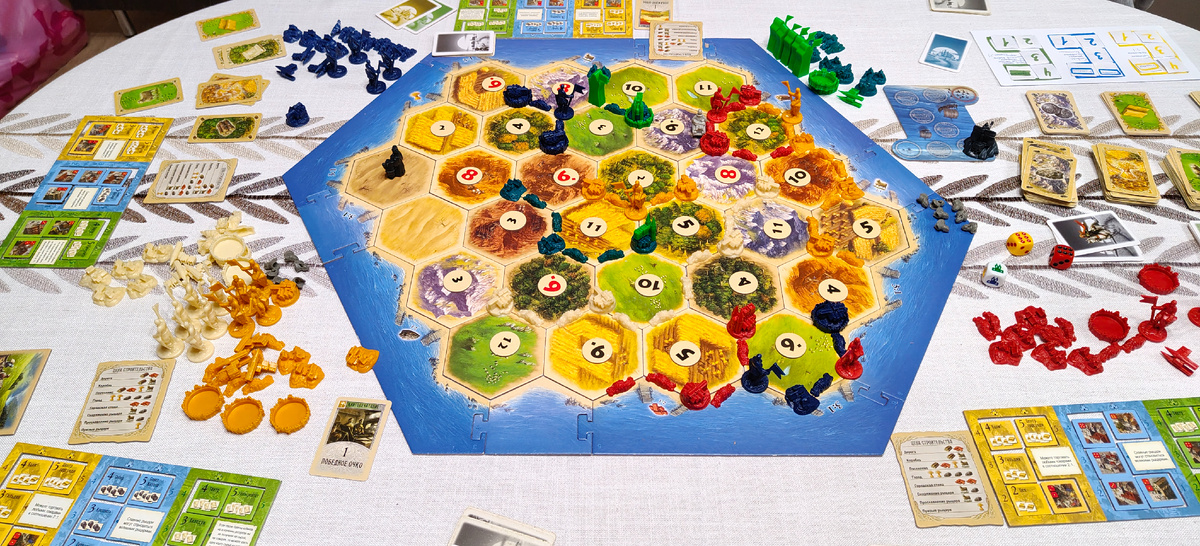 Вот играем. Видите сколько тут мелких деталей. В правом верхнем углу "напечатанные " на принтере..Всё, кроме воинов , один в один как из магазина. Воины не похожи, но играть можно 