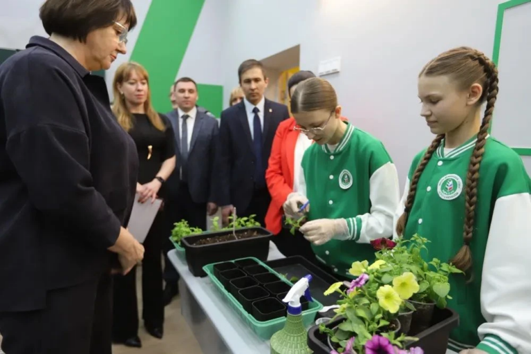    В Оренбуржье открыли агроклассы с дронами и «умной теплицей» Оренбуржье