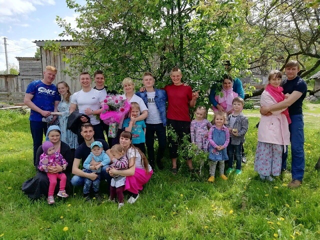 2020 год (Артур крайней слева, рядом Катя,) 