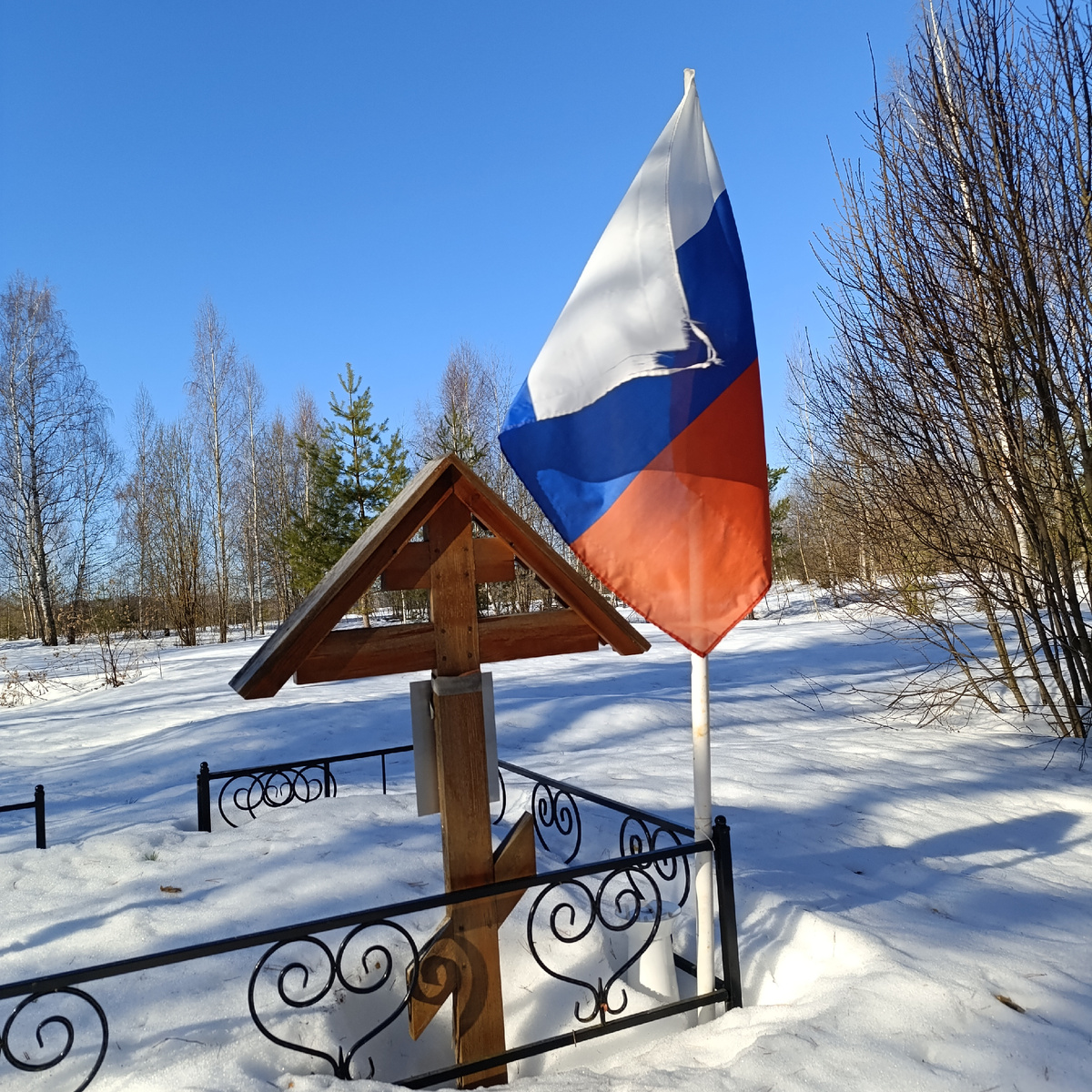 В прошлую поминальную субботу, снега было гораздо больше., к Пасхе совсем сойдёт, белый покров земли