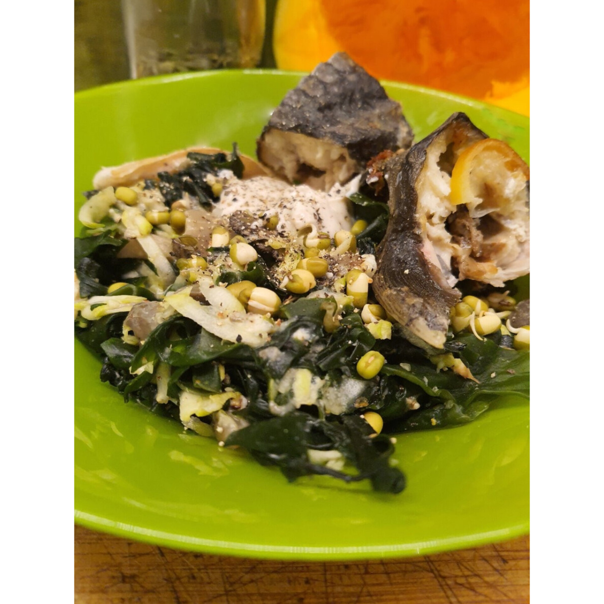 Салат с вакаме, квашеной капустой и проростками. Фото из архива автора. 