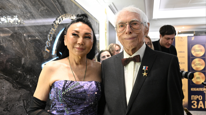 Как и где сейчас живет с молодой любовницей 100-летний композитор Александр Зацепин: легендарный музыкант показал свое жилище