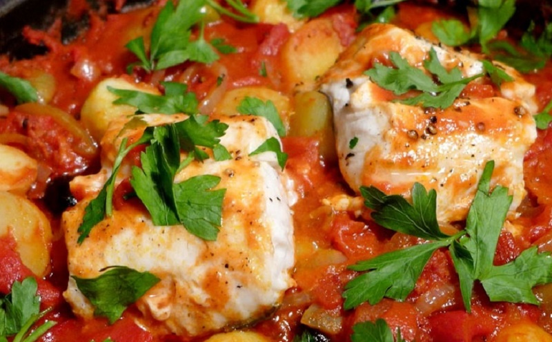 Как приготовить хека без костей в томатном соусе: быстрый способ для идеального ужина