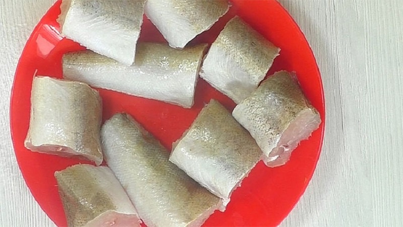 Как приготовить хека без костей в томатном соусе: быстрый способ для идеального ужина