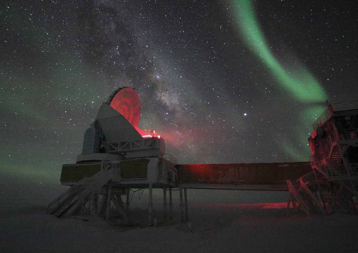 Южный полярный телескоп и полярное сияние / © South Pole Telescope