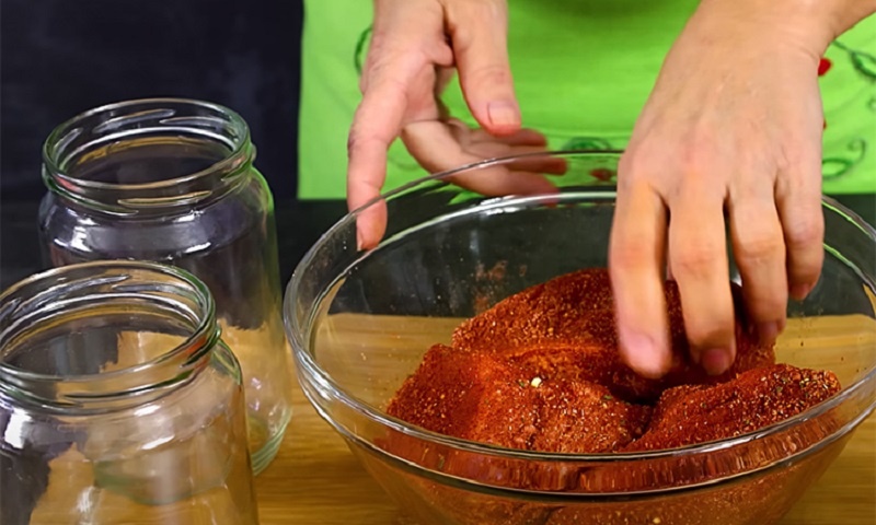 Мясо по-охотничьи: как заготовить нежное блюдо в банках для долгого хранения и легких ужинов