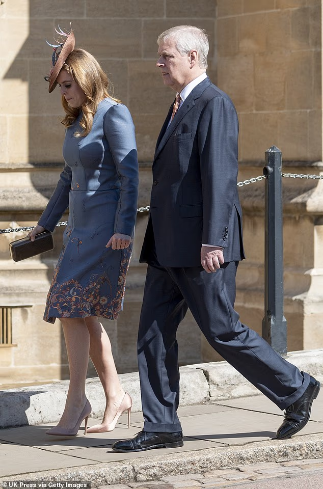 Принц Эндрю с дочерью принцессой Беатрис направляются на Пасхальную службу в часовню Святого Георгия в Виндзорском замке. 