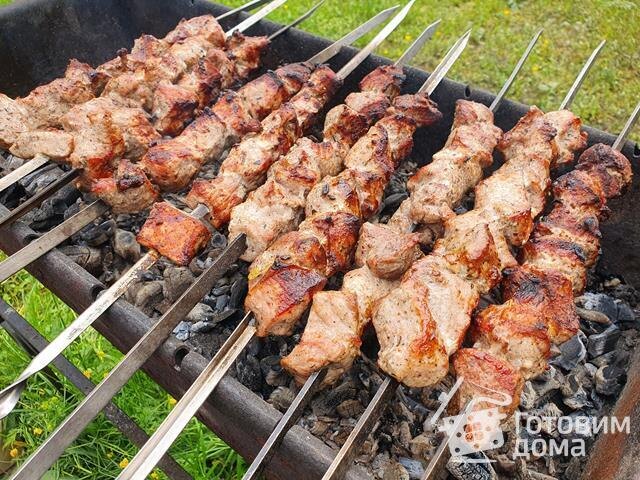 🥩 Выбор мяса — основа вкусаКачественный шашлык начинается с хорошего мяса. Чаще всего используют:свинину (шея — самый сочный вариант)баранину (классика восточной кухни)курицу (лёгкий и быстрый вариант)Важно, чтобы мясо было свежим, с небольшим количеством жира — именно он делает шашлык сочным.