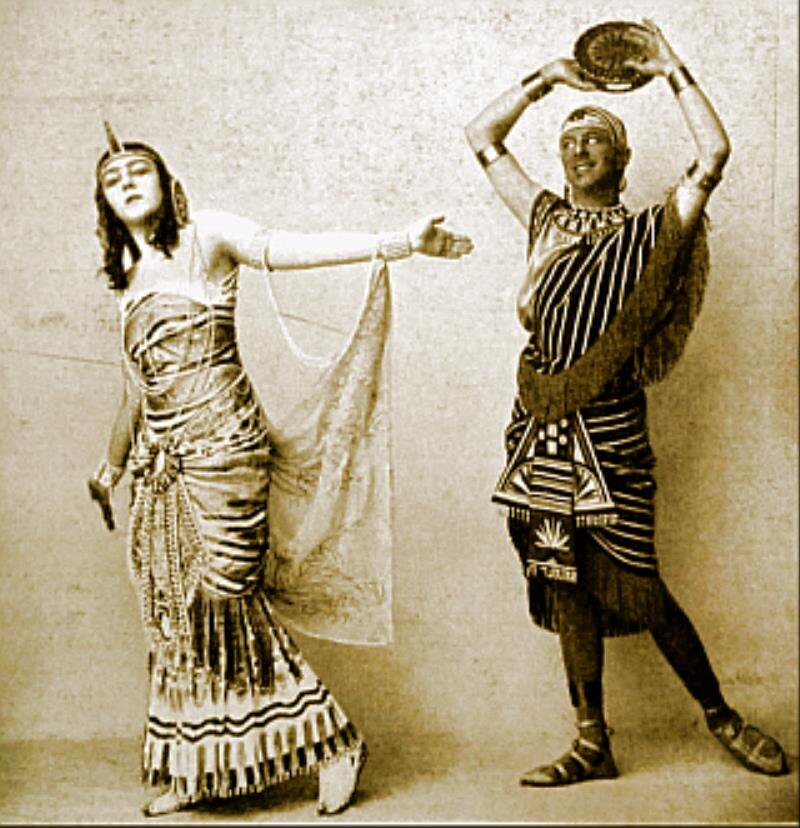 Марианна Пистолькорс и офицер флота В.П. Лазарев исполняют египетский танец. 1914.