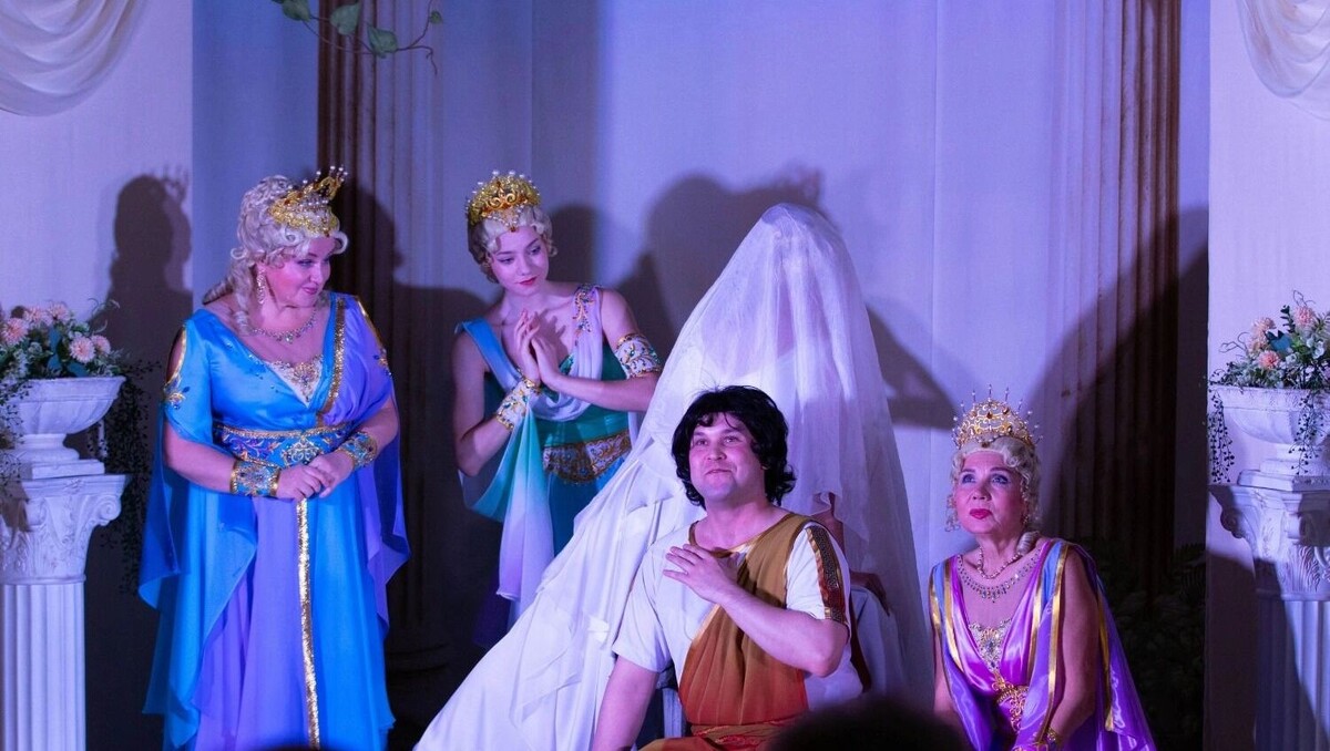    Фрагмет спектакля «Прекрасная Галатея»   operaizh.ru