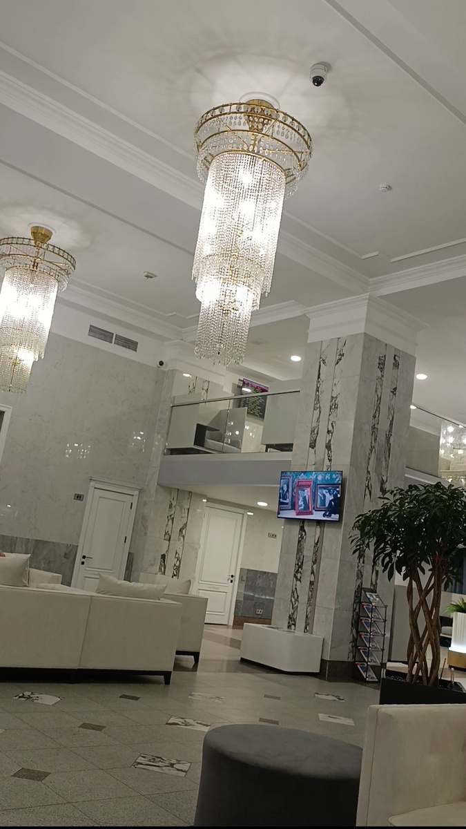 люстры в бизнес залах где я побывал  как отдельный вид искусства конечно - листайте галерею вправо