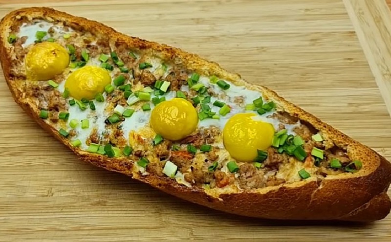 Легкий мясной пирог в батоне: как создать сочное блюдо за 20 минут без теста и хлопот