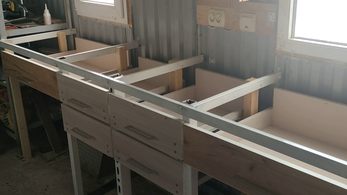 На этом фото деревянная часть основы еще не покрашена