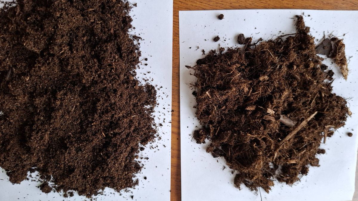 Слева просеянный грунт, справа крупная фракция.