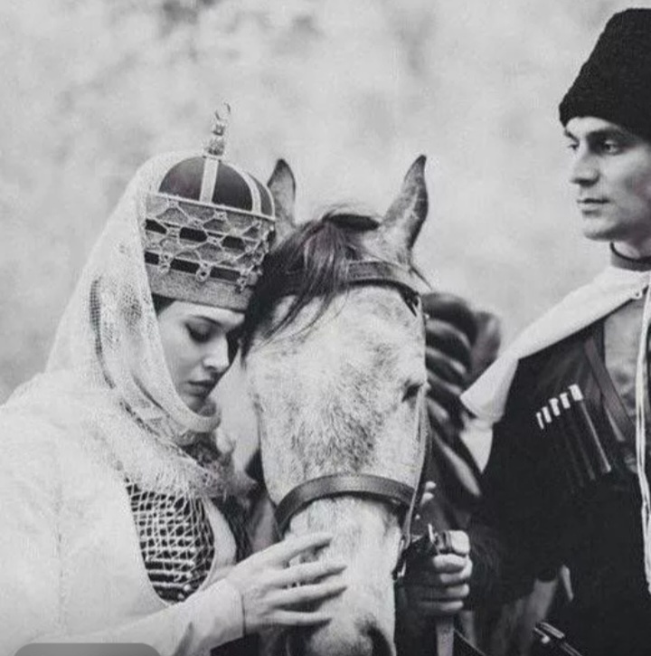 Это черкес и черкешенка.Все фото из открытых источников.