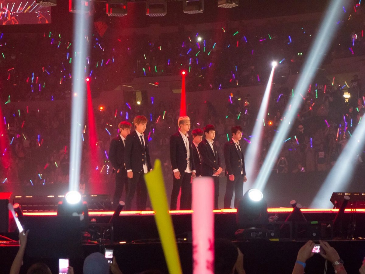     Многие фанаты прибыли в Сеул на концерт из других городов и стран