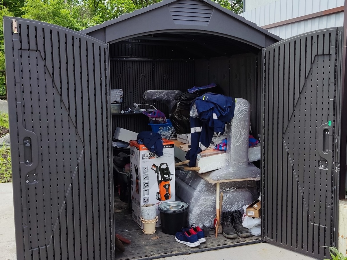 Фото прежнего пластикового хозблока без стеллажей у нашего клиента в г.Горячий ключ. После того, как он попользовался пластиковым хозблоком, он заказал у нас наш хозблок со стеллажами.