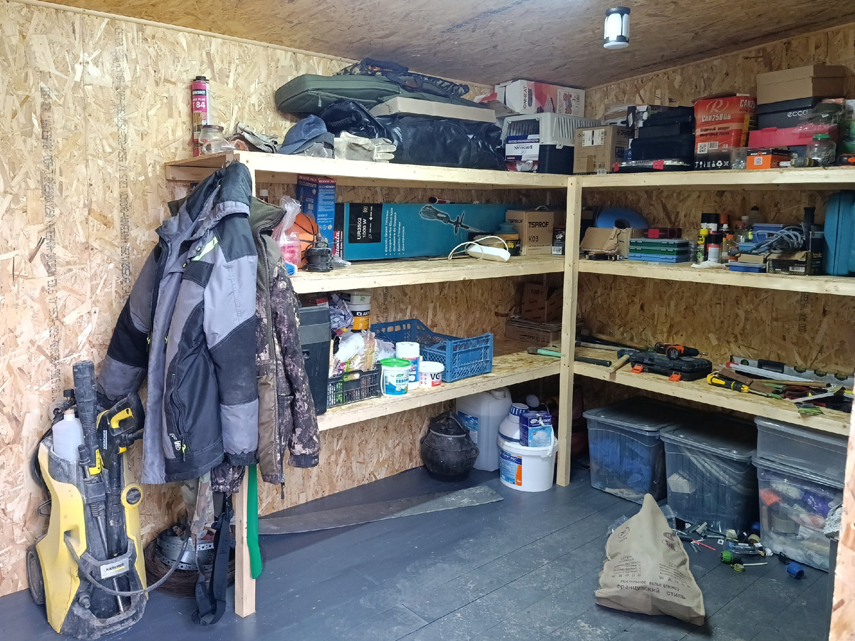 Фото хозблока внутри со стеллажами у нашего заказчика