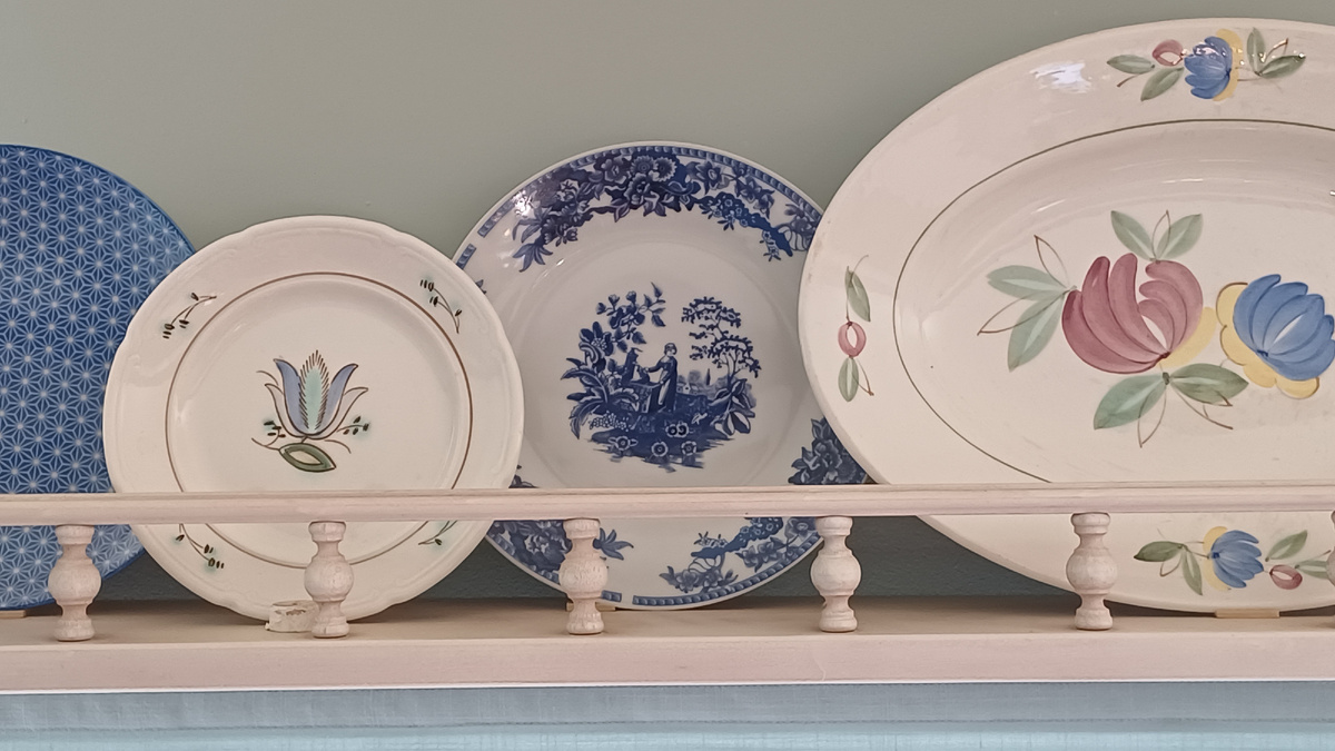 Самая маленькая тарелка ЗИК стала причиной моих сегодняшних поисков сокровищ. Она уже на полке в гостиной. А где я нашла её и остальной винтаж рассказываю в статье. Фото автора.