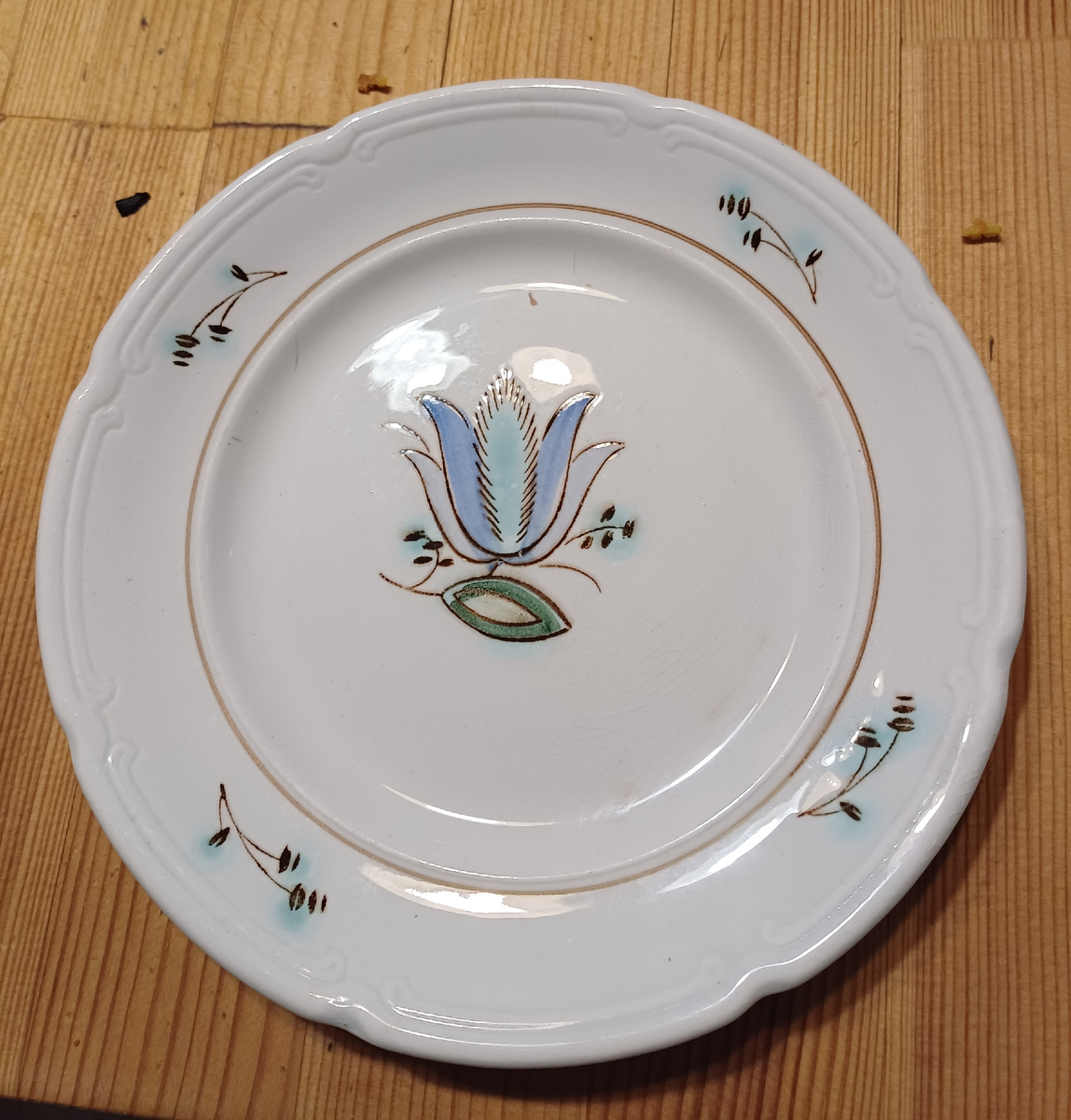 Тарелочку привезла домой и сразу отмыла. Она оказалась абсолютно целой с крошечными следами кракелюра. Фото автора.