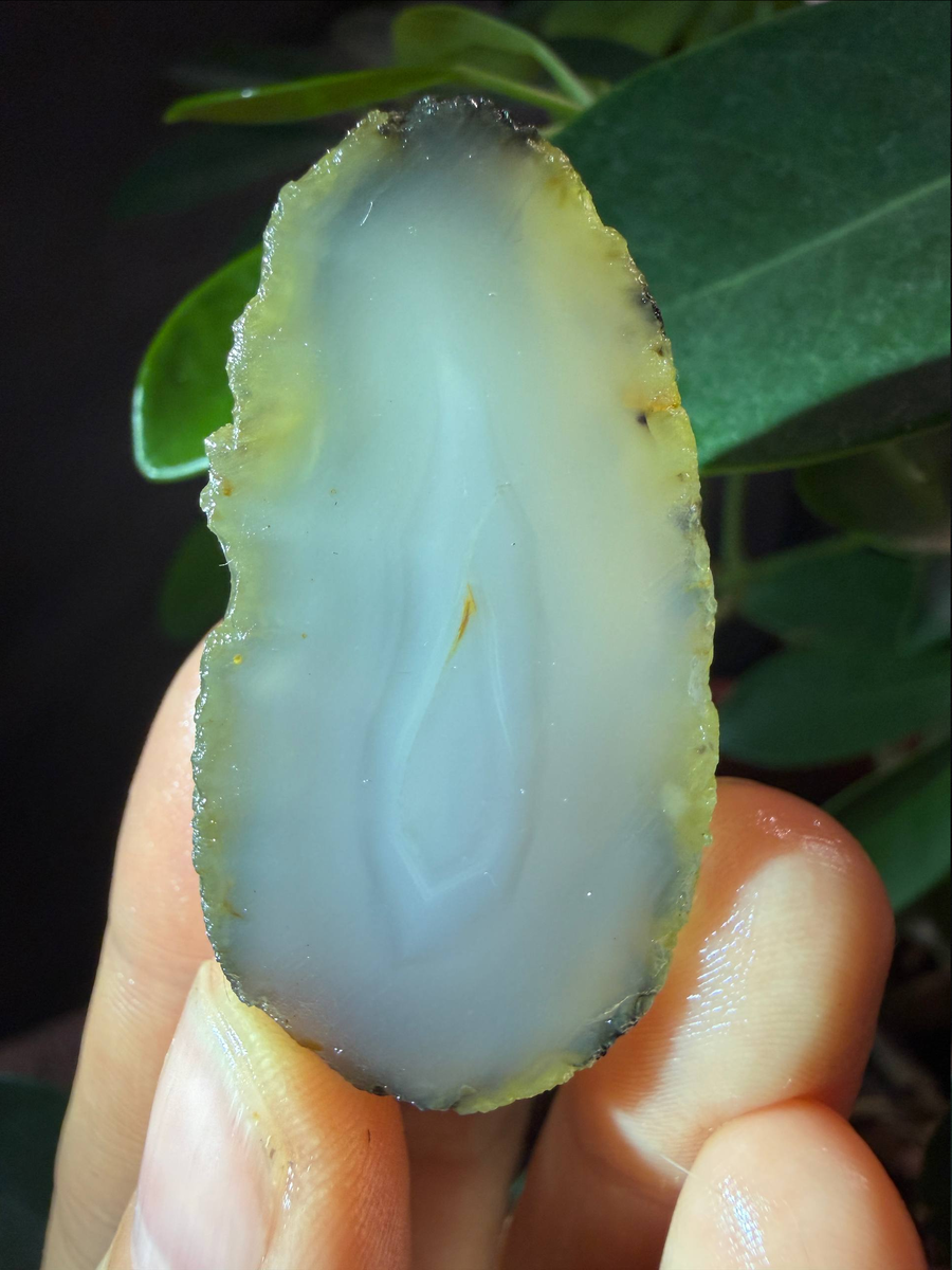 Халцедон с бледным агатовым рисунком