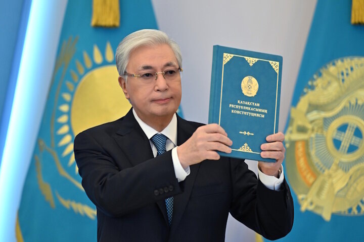    Президент Казахстана Касым-Жомарт Токаев скрепил своей подписью Конституцию Республики Казахстан и подписал Указ «О мерах по реализации Конституции Республики Казахстан, принятой 15 марта 2026 года». Источник: пресс-служба президента Казахстана.
