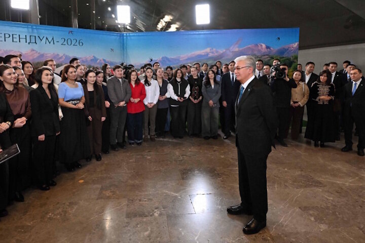    Президент Казахстана Касым-Жомарт Токаев также пообщался с молодежью, принимавшей активное участие в референдуме. Источник: пресс-служба президента Казахстана.