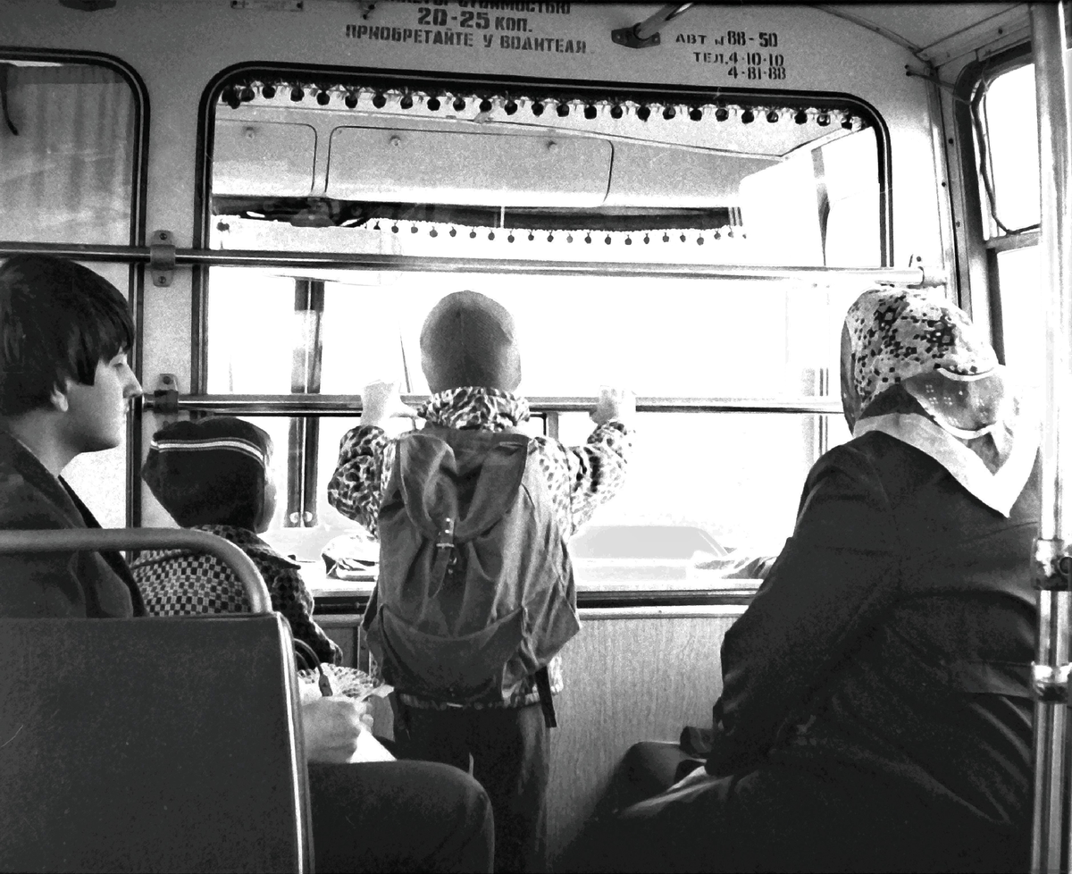 Автор снимка Анатолий Владимирович Колпаков. Из семейного архива Артёма Колпакова (он в центре кадра с рюкзачком). https://vk.com/photo-102357041_457252583