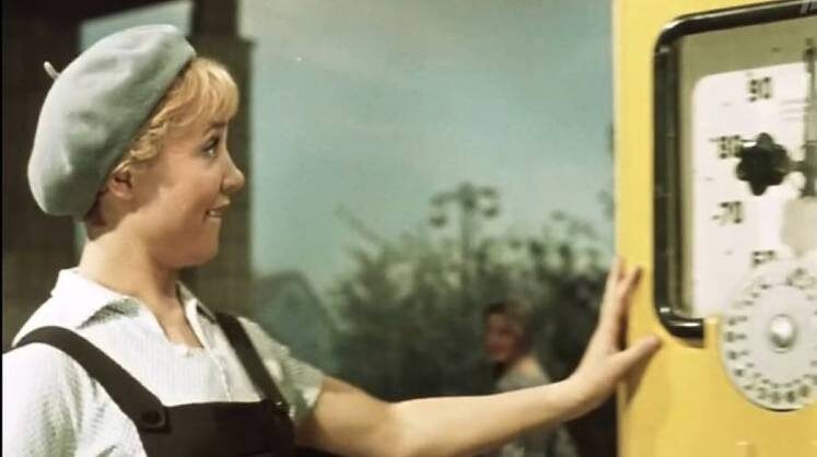    Скриншот с видео (худ. фильм "Королева бензоколонки", СССР, 1962 г. Надо же, как фьючерс подорожал!