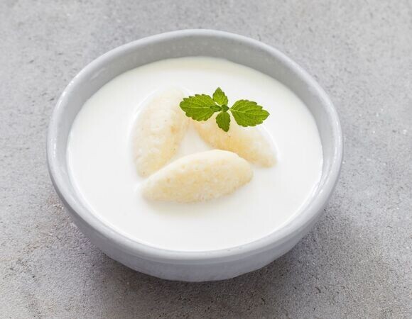 Бросаю в кипящее молоко клецки и получаю вкусный обед за несколько минут: приготовила самый быстрый суп в мире