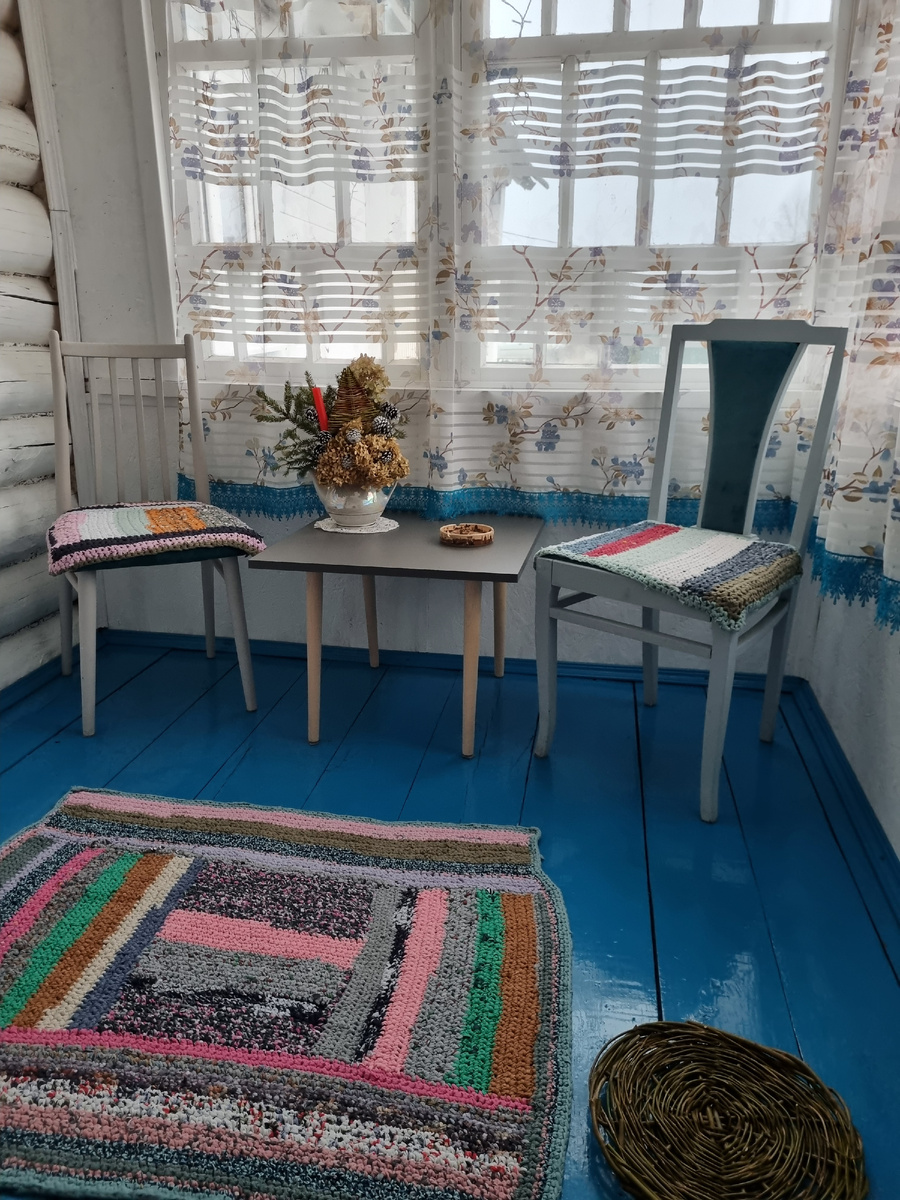 Заходим на терраску, там раньше плита газовая была и варили варенье. Коврики я связала сама.