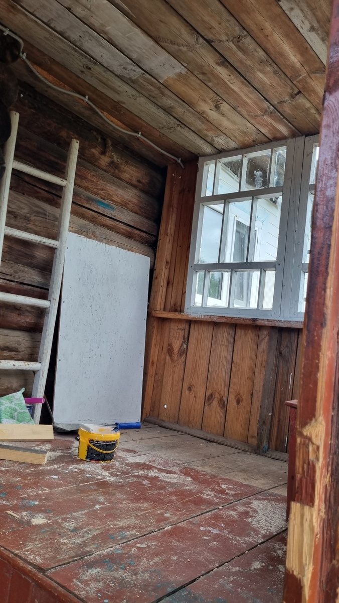 Вот так она выглядела до ремонта, заваленная  мусором.