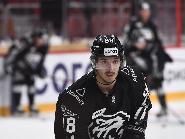     В матче Александр Тертышный сыграл против двоюродного брата Никиты Тертышного, который сейчас играет за «Адмирал». Никита начинал в «Челмете», также за свою карьеру два сезона играл за «Трактор». Фото: Людмила Ковалева (из архива «Южноуральской панорамы»)