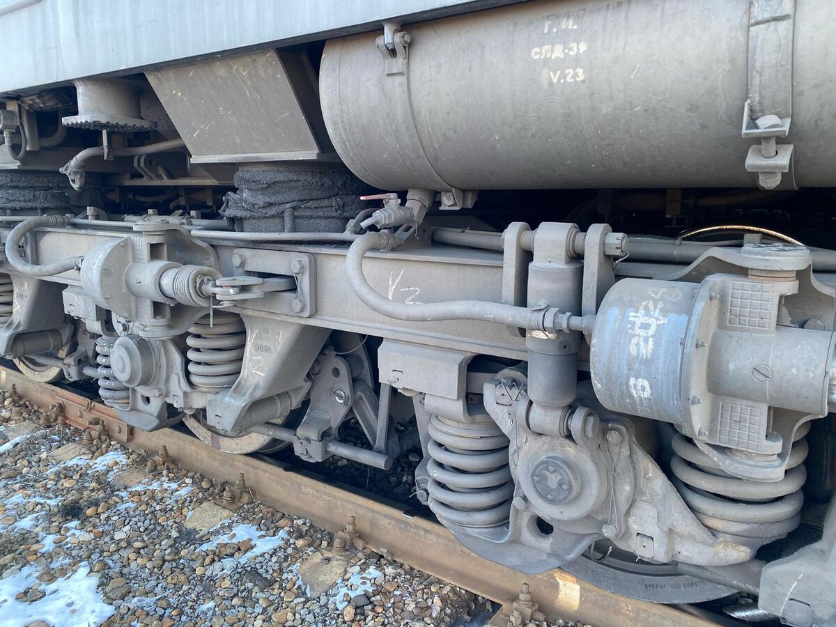 На тепловозе 2ТЭ116 главные резервуары расположены под кузовом, в начале и в конце секции с обеих сторон.