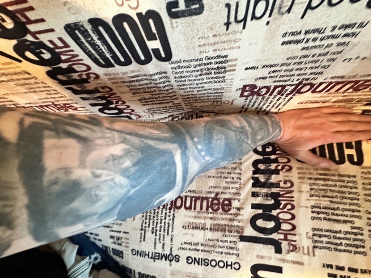 Сухарик весь забит татуировками