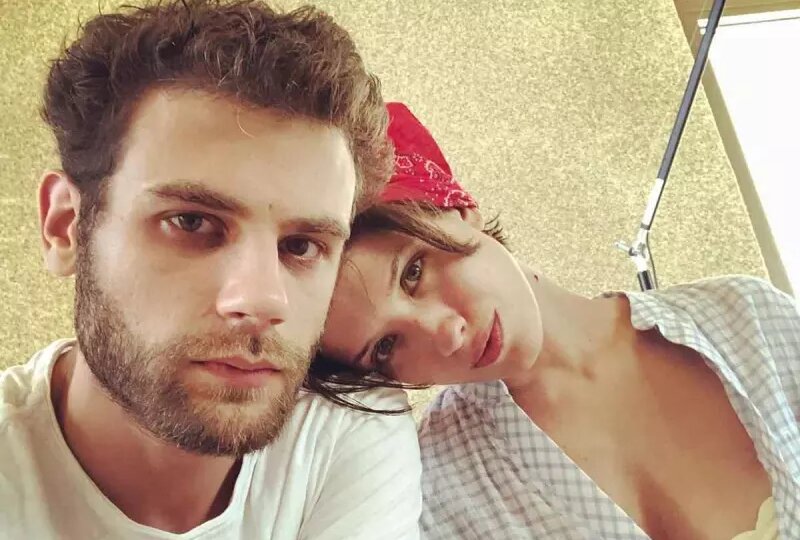 Разведенные Чиповская и Ендальцев позировали в обнимку и зажигали в баре