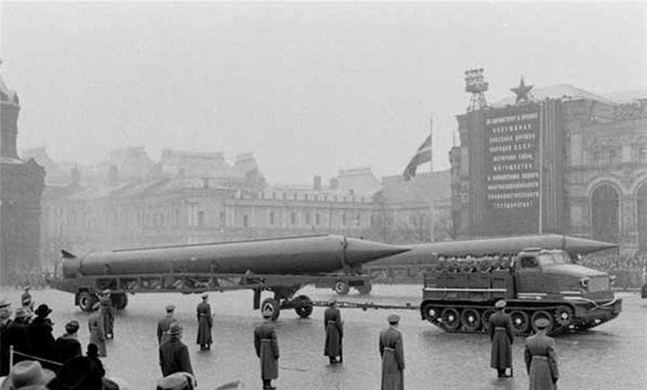 Баллистические ракеты Р-12 на параде на Красной площади. Взято с http://www.dogswar.ru/artilleriia/raketnoe-oryjie/7555-ballisticheskie-rake.html