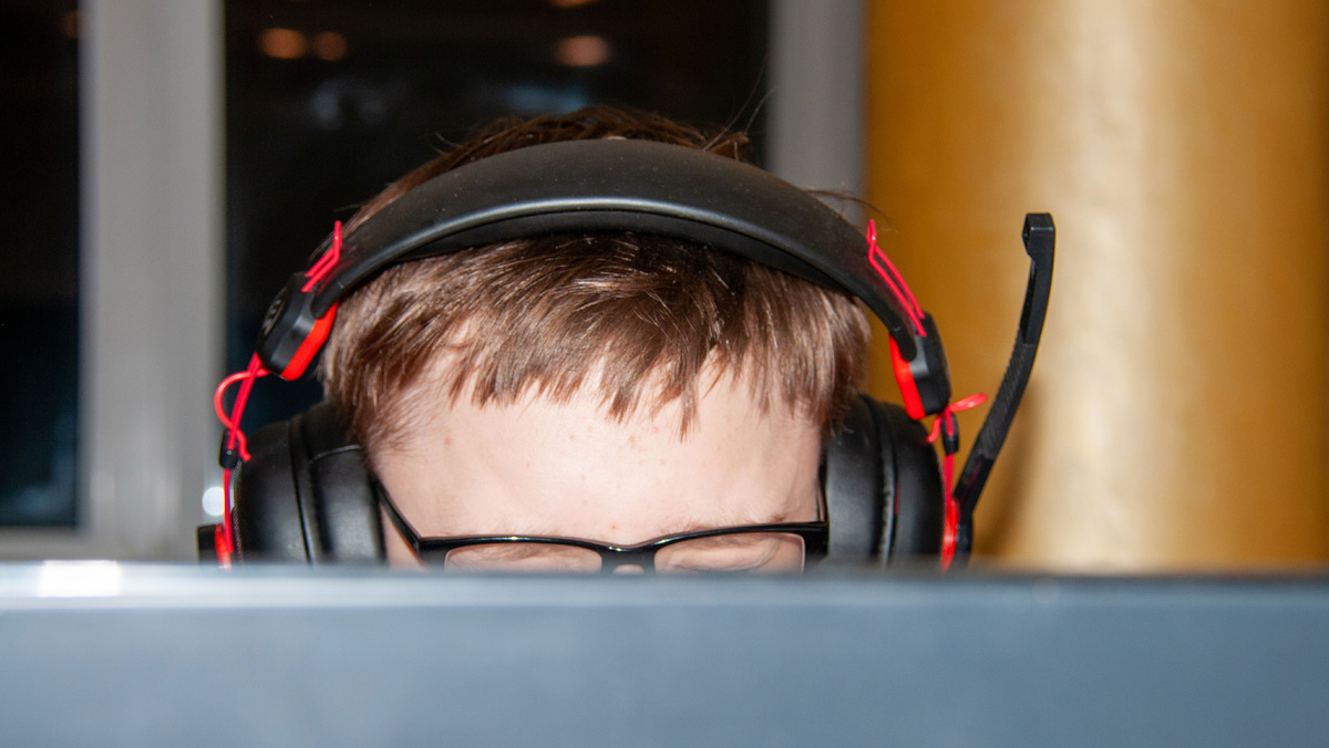    Подросток очки зрение близорукость геймер компьютерные игры GLP