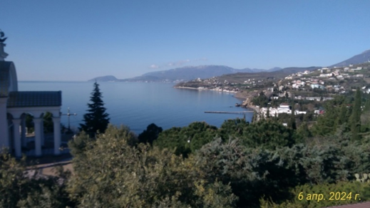 Вид на Южный берег Крыма с храма в Малореченском. Вдали - АюДаг.