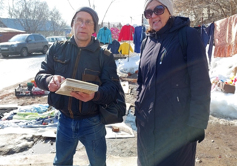 Утро начинается, начинается. Город улыбается, улыбается...