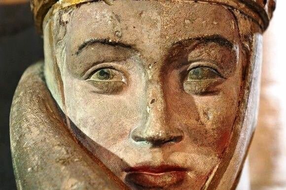 Наумбургский мастер, статуя Уты фон Балленштедт. Фрагмент. 1243-1249 гг. Грилленбургский песчаник, минеральные краски. Наумбургский собор святых Петра и Павла, Наумбург, Германия. 