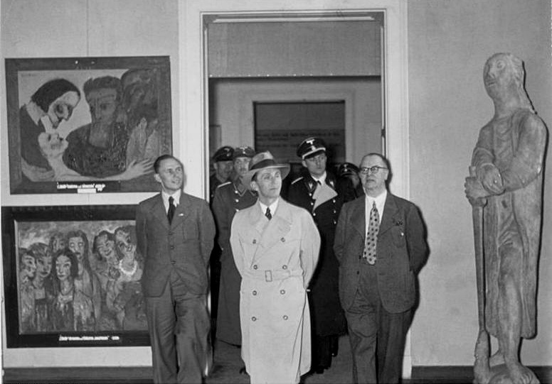 Геббельс посещает выставку «дегенеративного искусства», на которой слева висят две картины Эмиля Нольде. Мюнхен, осень 1937 года. 