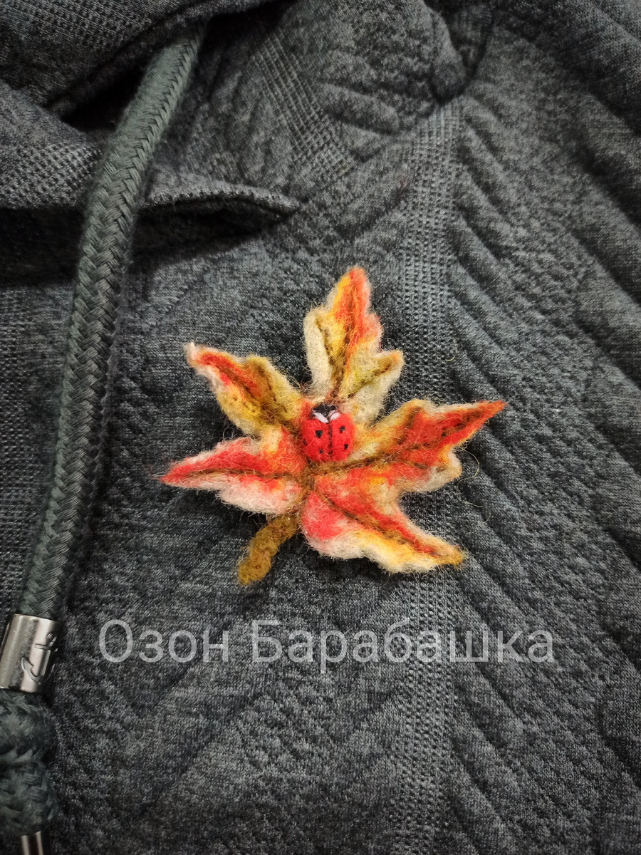 Кленовый лист с божьей коровкой валяный